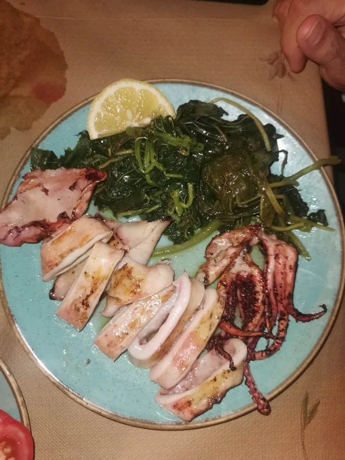 Taste halkidiki kalamari me horta